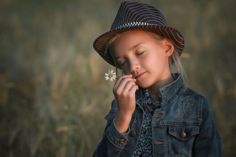 машка, ромашка и папина шляпа . лето. закат. дети. Машка, ромашка и папина шляпаphoto preview