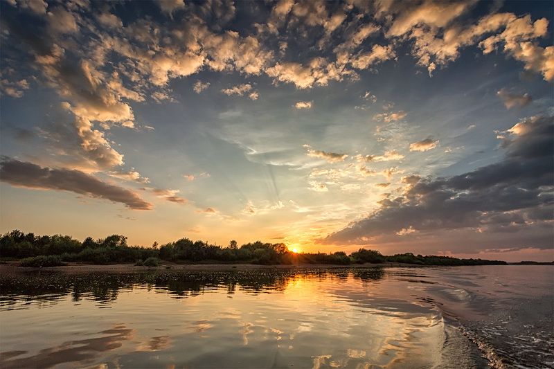 закат, лето, река, небо, облака, отражение, солнце Рисуют сердце облакаphoto preview