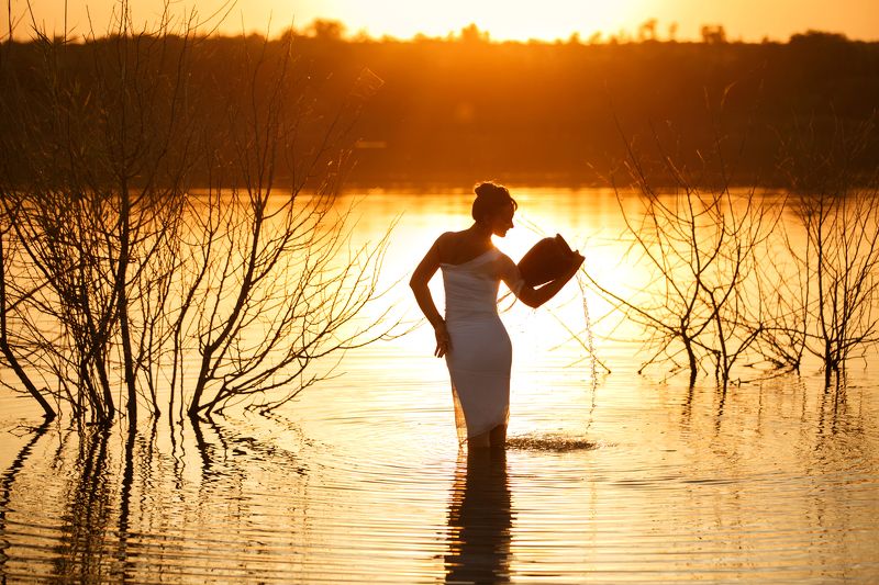 девушка и кувшинphoto preview