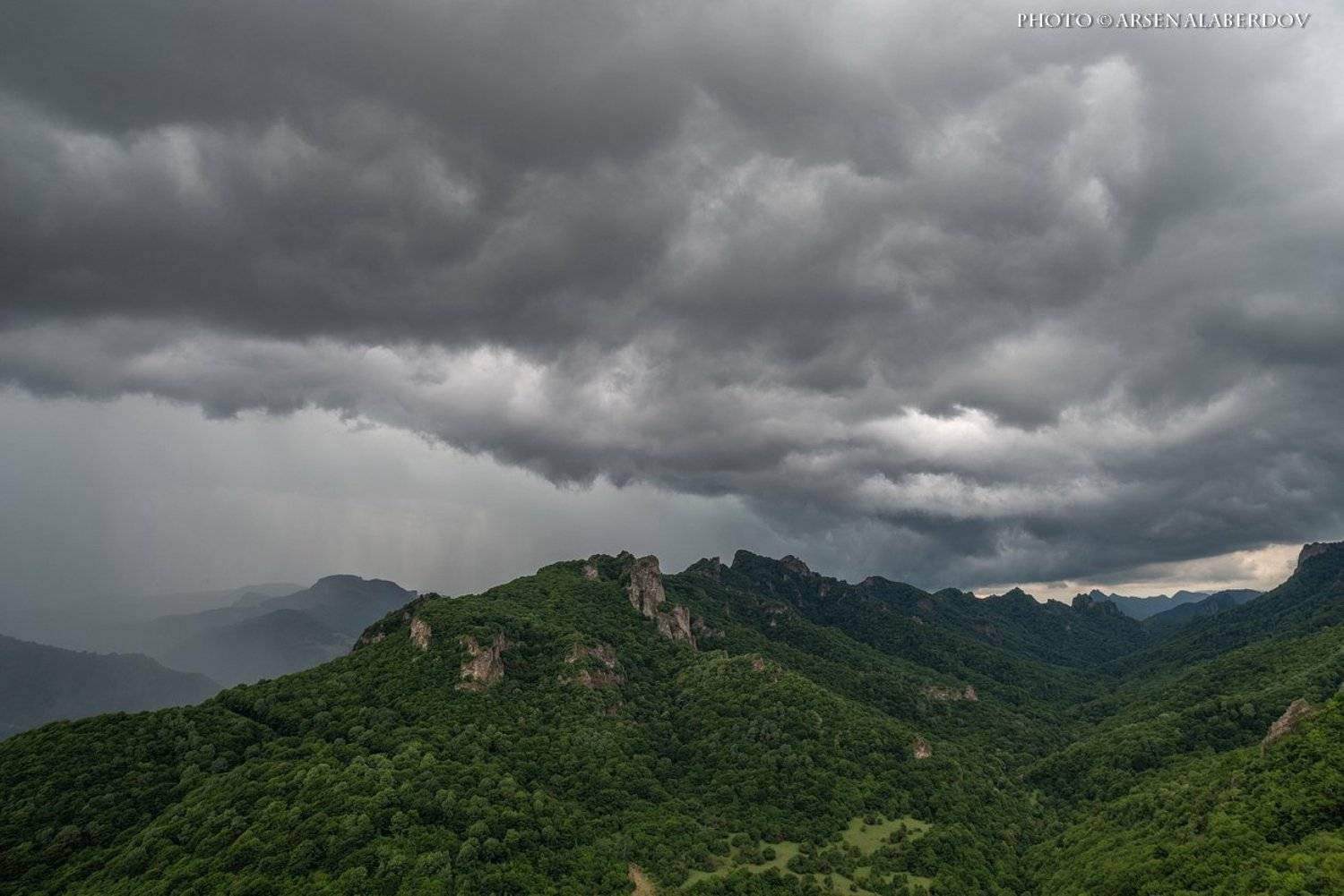 НЕБО ХМУРИТСЯ. Автор: Арсен Алабердов долина, утро, вечер, карачаево-черкесия, кавказ, простор, закат, дымка, туман, горы, хребет, гроза, дождь, тучи, Арсен Алабердов