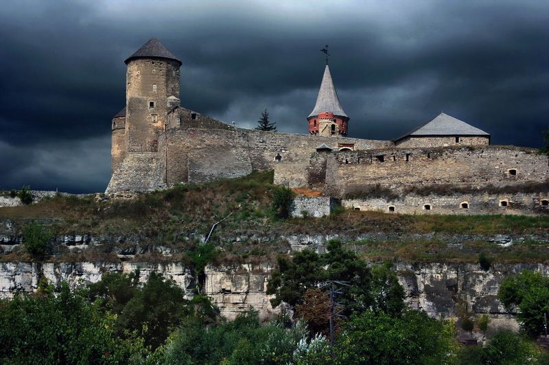 украина, замок, каменец-подольский,гроза За минуту до сильнейшей грозы в Каменец-Подольскомphoto preview