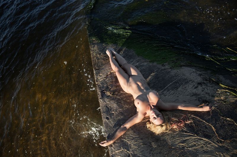 фото , цвет , девушка , ню , вода , лето , река , вечер Геометрия релакса ...photo preview