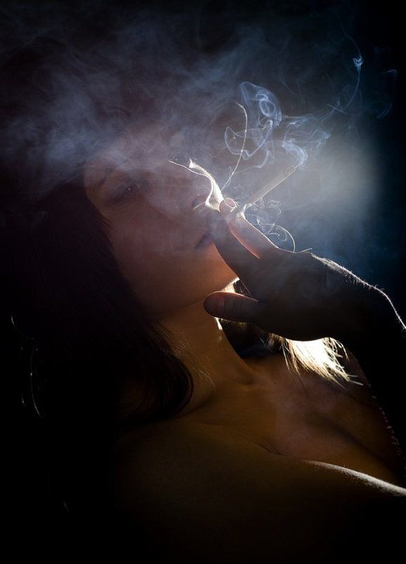 девушка,шляпа,сигарета В дымкеphoto preview