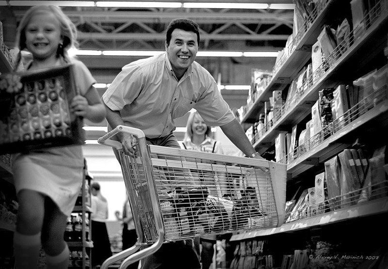 реклама, жанр, магазин, семья, покупки, настроение, радость, киев, алексей, маринич, чб, ч/б Большая прогулкаphoto preview