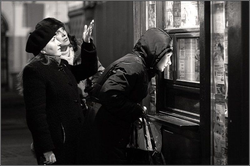 женщина, выбор, вечер, касса, билет, театр, афиша, питер, петербург, dyadyavasya Театралкиphoto preview