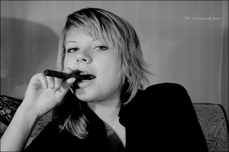 девушка, сигара светаphoto preview