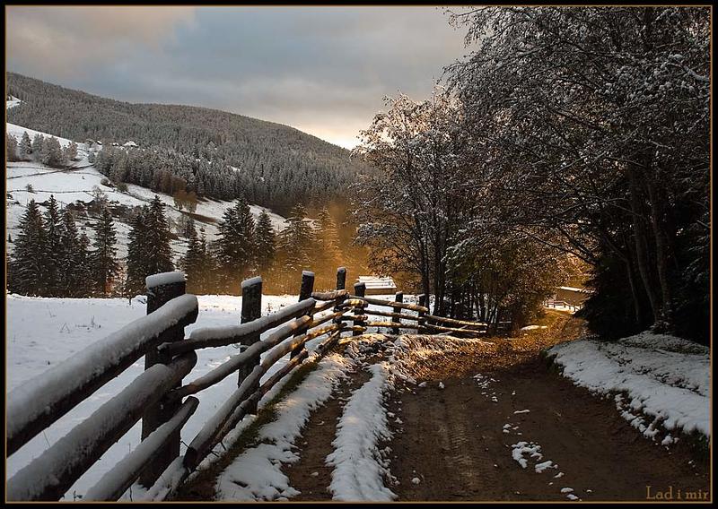 карпаты утро солнце снег осень Поднималось солнце в горкуphoto preview