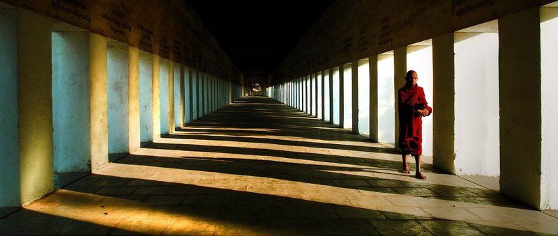 монах,бирма,колоннада 7 ways of Lifephoto preview