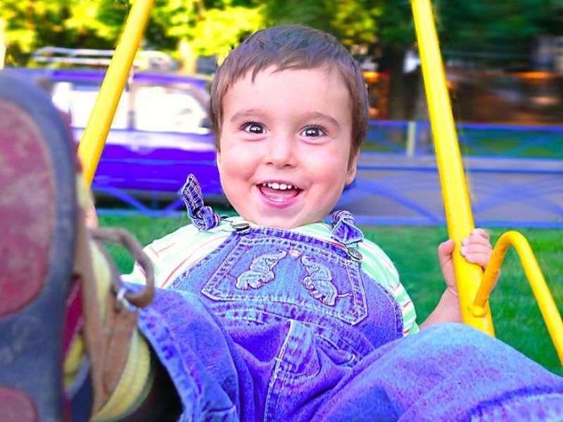 качели, ребенок крылатые качелиphoto preview