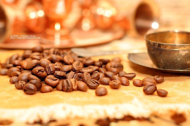 кофе, чашка, зёрна кофе, на столе Доброе утро... Кофе не желаете?photo preview