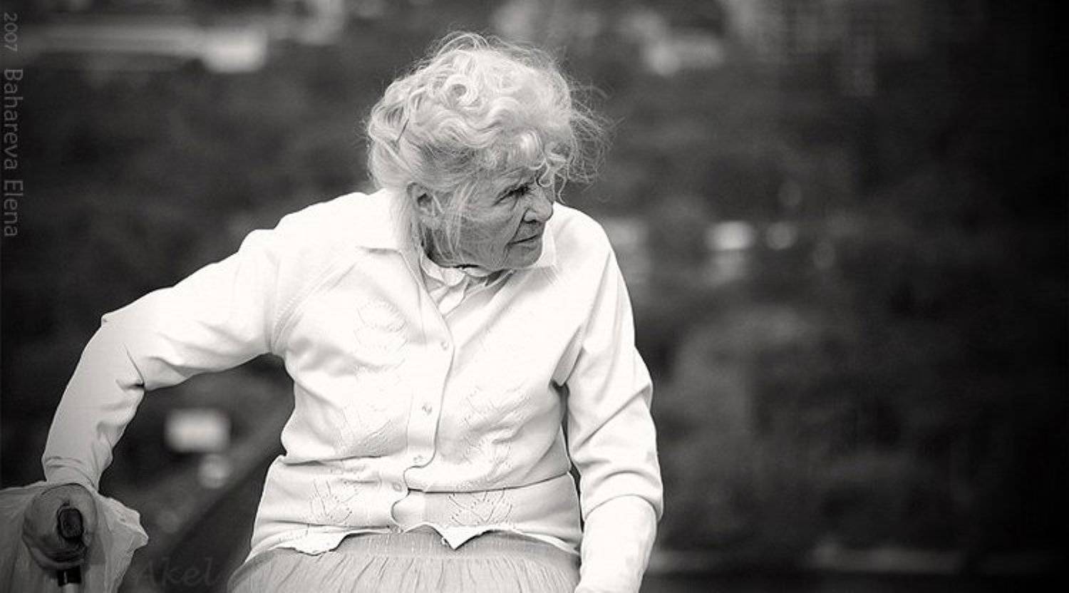 с надеждой в будущее.... Автор: Akel чб, бабушка, Akel