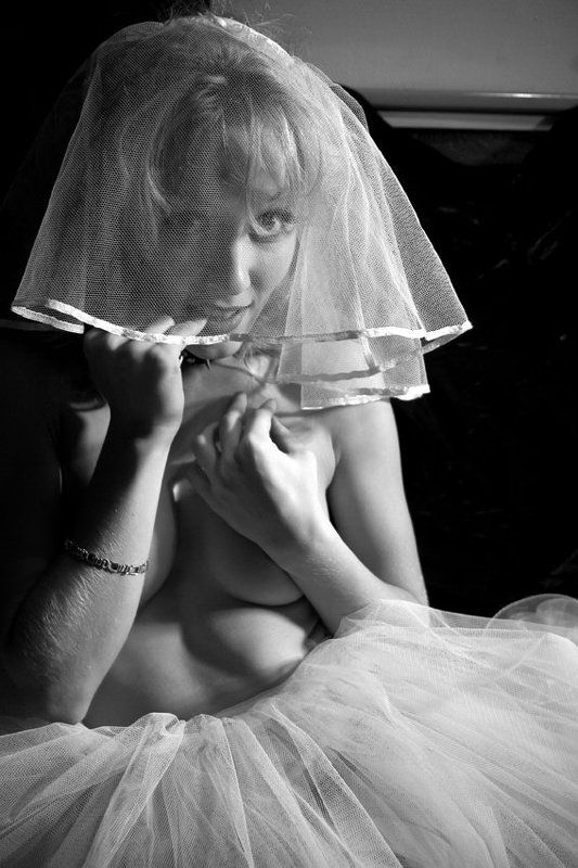 девушка, первая, ночь, брак В первую брачную ночь. А ты меня насиловать будешь?photo preview