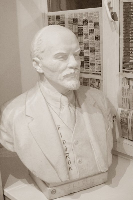 ленин,коммунизм,русский стеб, на самих себя Идол в туалете, или коммунизм по русскиphoto preview