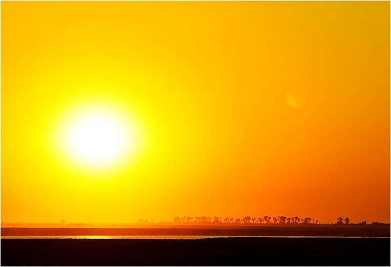 Луна в закате солнца фото превью