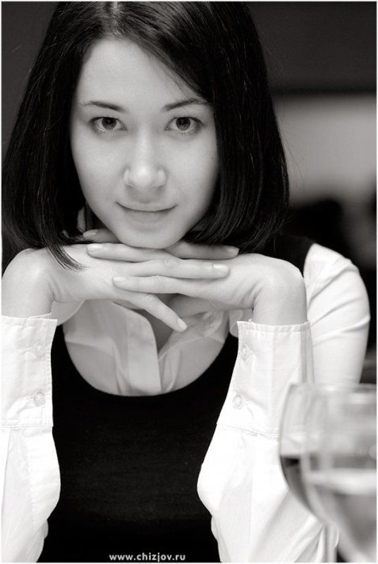 портрет девушка Девушка на против..photo preview