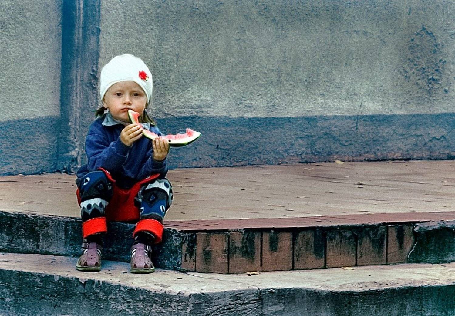 про девочку и арбуз. Автор: Юлиана Макаренко беларусь, девочка, арбуз, крыльцо, Юлиана Макаренко