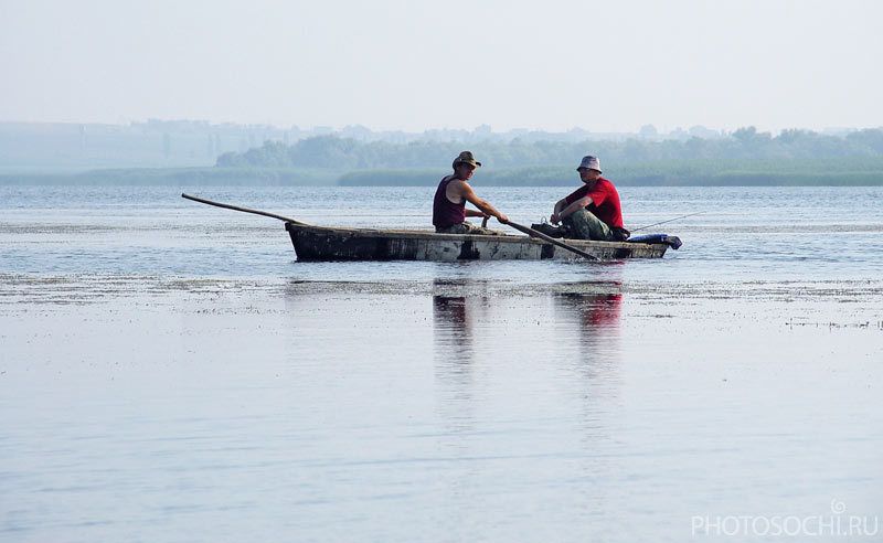 рыбалка, рыбаки, лодка, таманский полуостров рыбаки и тональная перспективаphoto preview