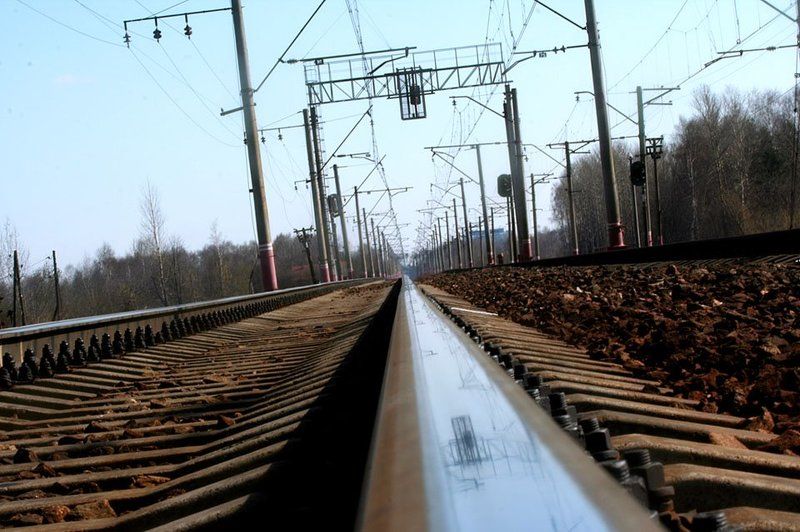 рельсы, электричка, станция Червяк в ожидании поездаphoto preview
