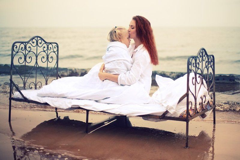 женщина, ребенок, девочка, утро, пробуждение, озеро, вода, ладожское, берег, песок, кровать, одежда, эмоция, чувство, dyadyavasya photo preview