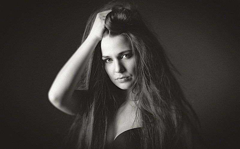 portraire, portrait, b&w, girl, hair, bokeh photo preview