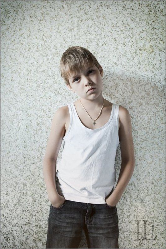 портрет Портрет мужчины в белой майкеphoto preview