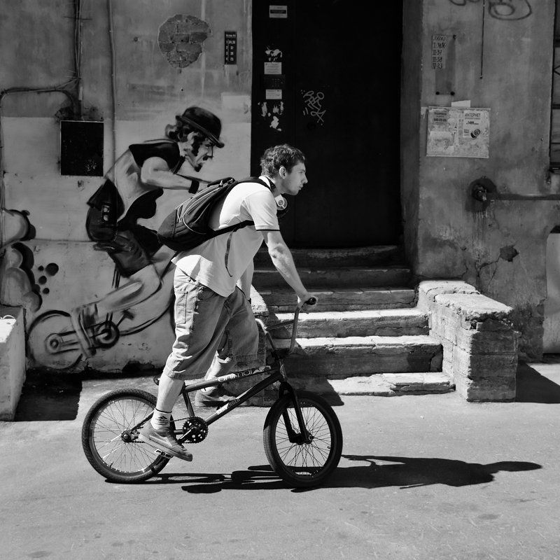 велосипедист, стенсил, графити, ангел, хранитель photo preview