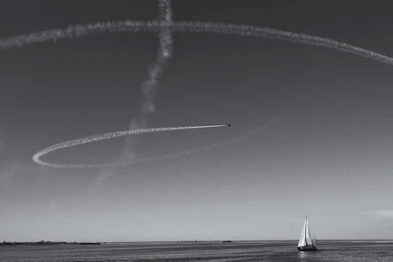 след, яхта, самолет photo preview