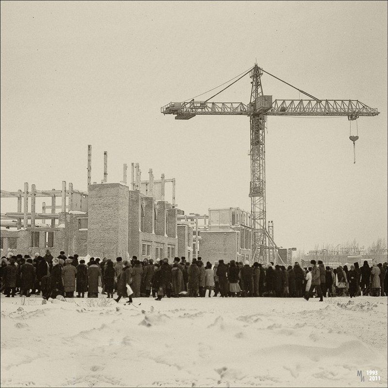 ч/б, негатив, 6х6 Люди, стройка и вечная памятьphoto preview