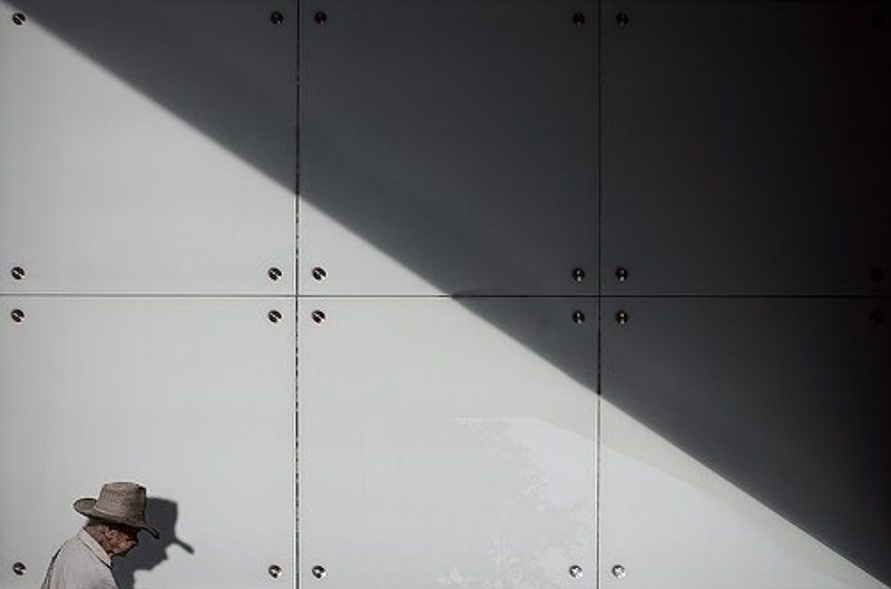 улицы, тень, люди, старик, окна, архитектура, здания, метро photo preview