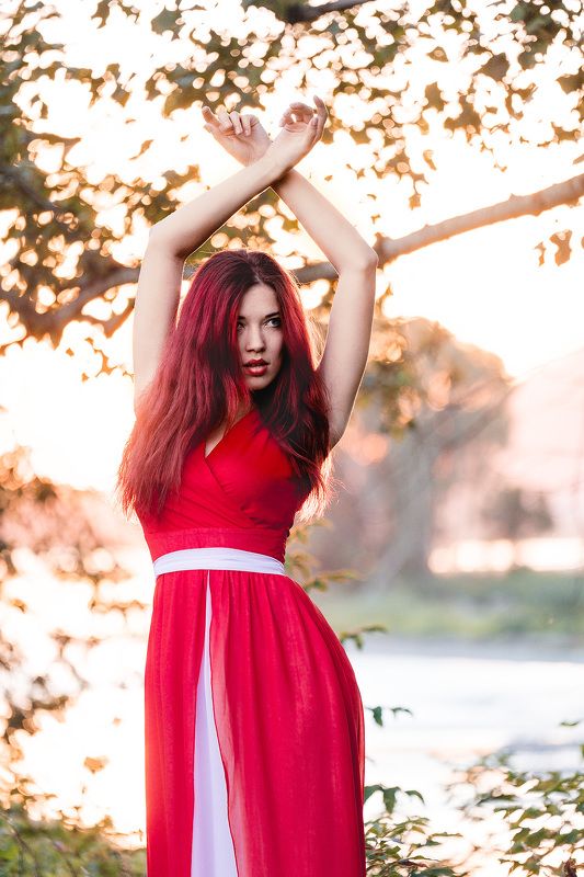 Портрет девушка красный закат Вечерний огонекphoto preview