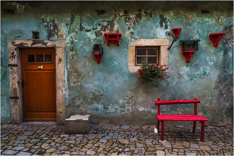 чешский крумлов, скамейка, стена Красная скамейкаphoto preview