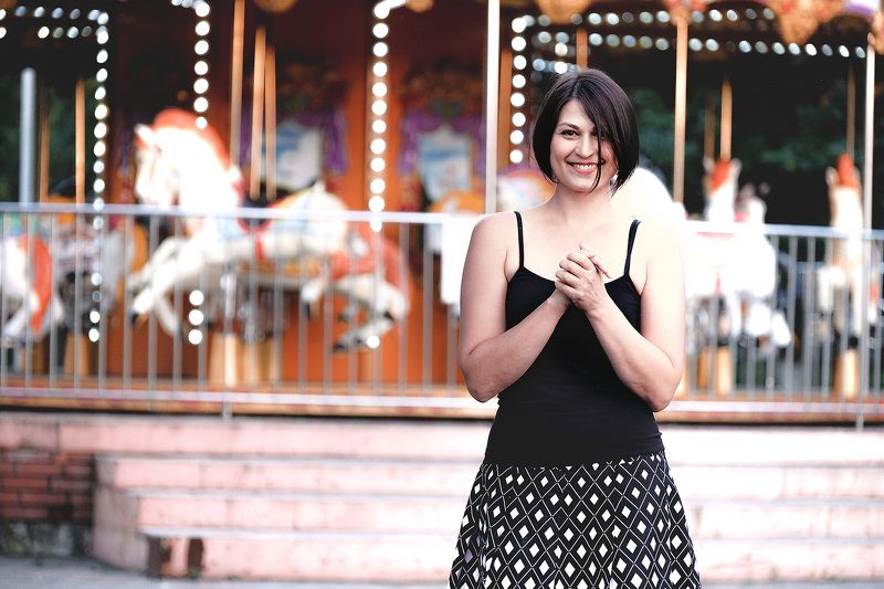 портрет девушка парк вечер комары лошади Прогулка в паркеphoto preview