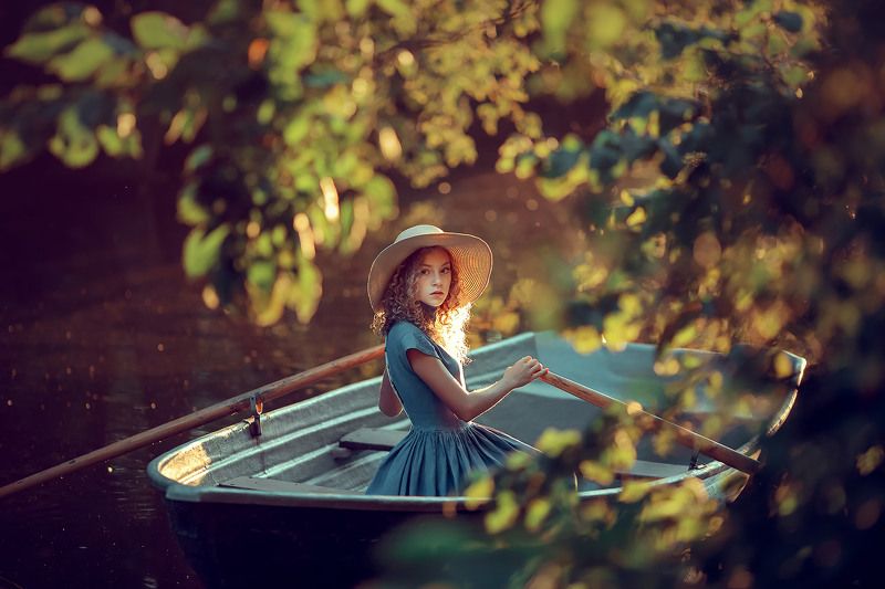 девушка, лодка, вечер, закат, пруд, контровой, шляпа, голубой, синий, портрет, портретная фотосессия Закат на водеphoto preview