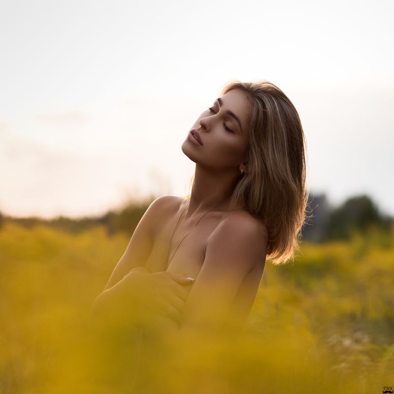 portrait, people, colors, sun, sunset, warm, yellow, flowers, summer, girl, cute, sesnual, topless, beauty Last moments of sunsetphoto preview