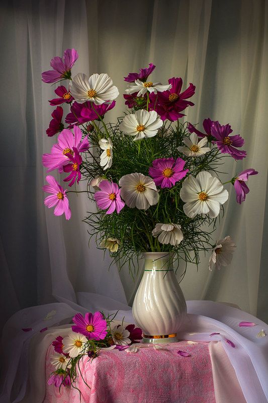 художественное фото,искусство,фотонатюрморт,летние цветы. Нежный букетик космеи.photo preview