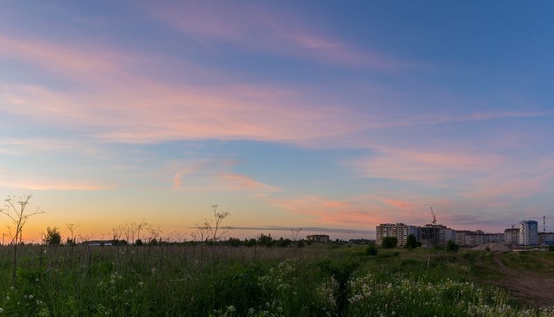 Псков, город, дома, закат, небо, облака, поле, новострой Закатphoto preview
