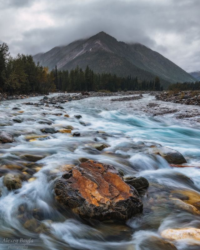 горы, пейзаж, природа, река, течение, камень Пасмурный деньphoto preview