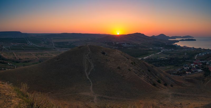 крым, море, коктебель, рассвет, горы Солнце льётся, сгоняя продрогшую тень под горамиphoto preview