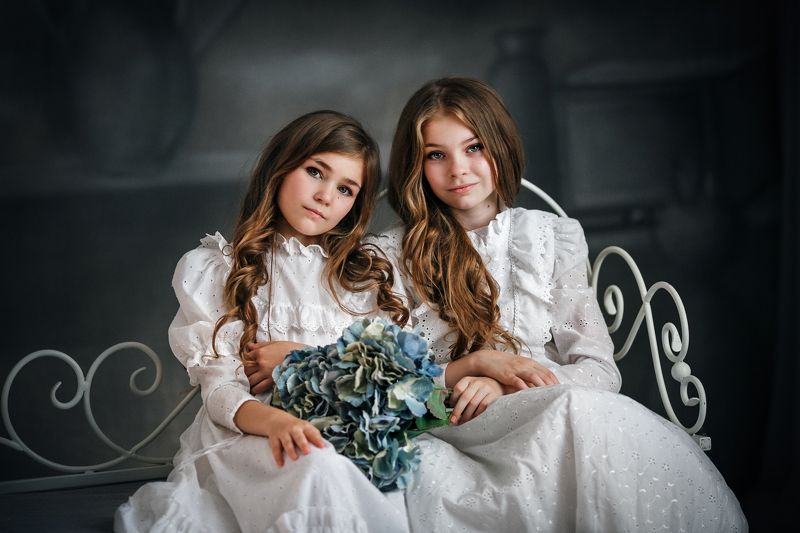 портрет, девочки, модели, студия, фотосессия, красивые, цветы,фон, сестры Сестрыphoto preview