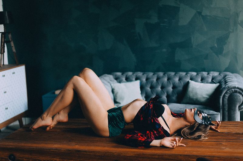 девушка, стол, кролик На столеphoto preview