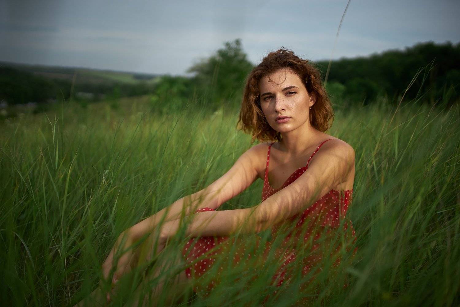 Victoria. Автор: Илья Чёрный summer grass girl field day beautiful sundress ginger, Илья Чёрный