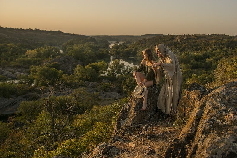 девушка монах скалы, утро восход Встреча солнцаphoto preview