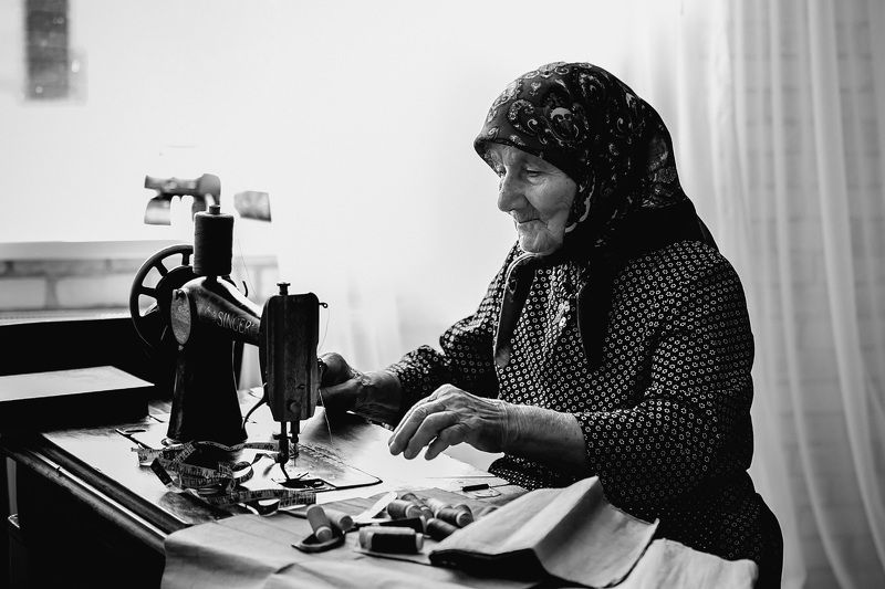 фотосессия, бабушка, девочка, швея, швейная машинка, платье, история, модели, чернобелое фото,  Терпеливые рукиphoto preview