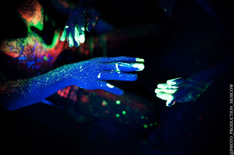 неоновый свет, флюрисцентная краска, неоновая съемка.  Серия с неоновыми краскамиphoto preview