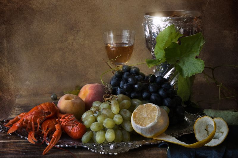 фото , цвет , натюрморт ,  фрукты , персик , виноград  , поднос , раки , ваза , серебро Натюрморт с плодами и серебряной вазойphoto preview