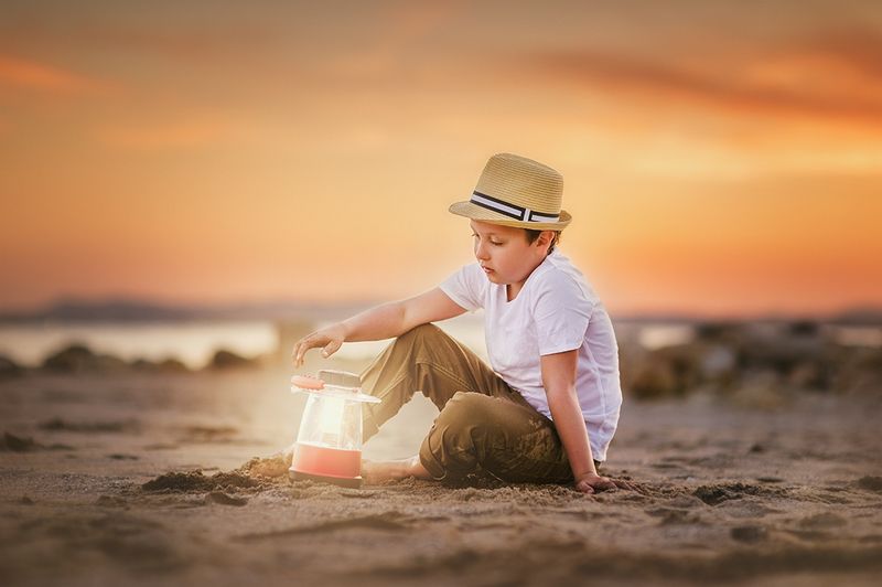 берег,лето,мальчик,фонарь photo preview