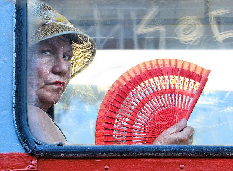 транспорт, женщина, веер, шляпа .........photo preview