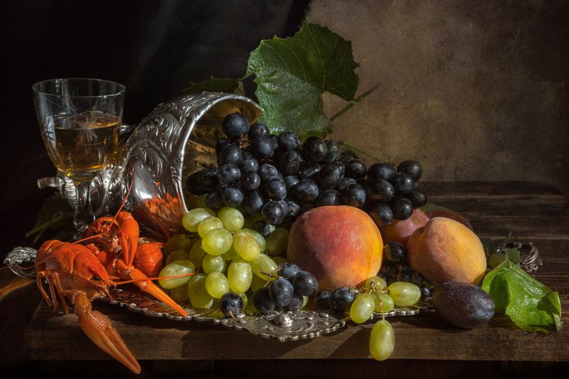 фото , цвет , натюрморт ,  фрукты , персик , виноград  , поднос , раки , ваза , серебро Натюрморт с фруктами и серебром ...photo preview