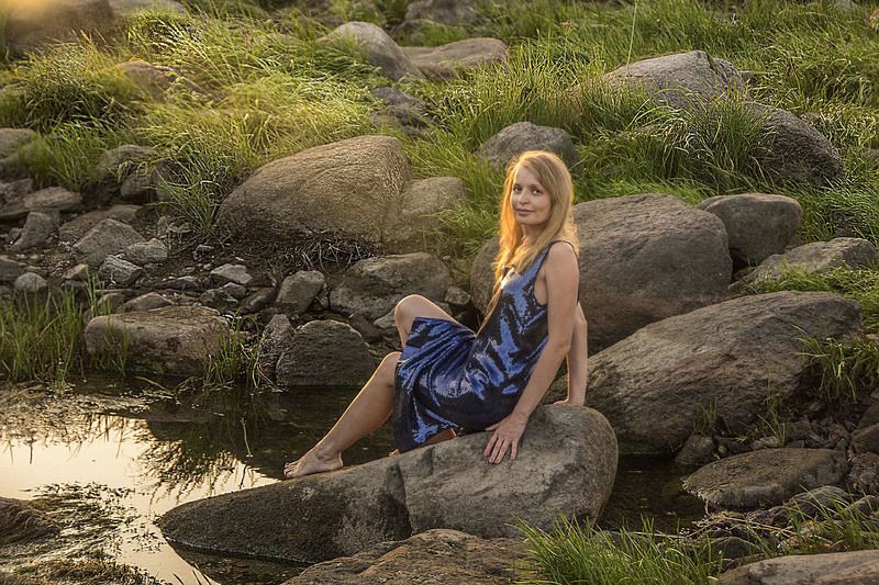 скалы камни вечер девушка река лето Девушка из воды2photo preview