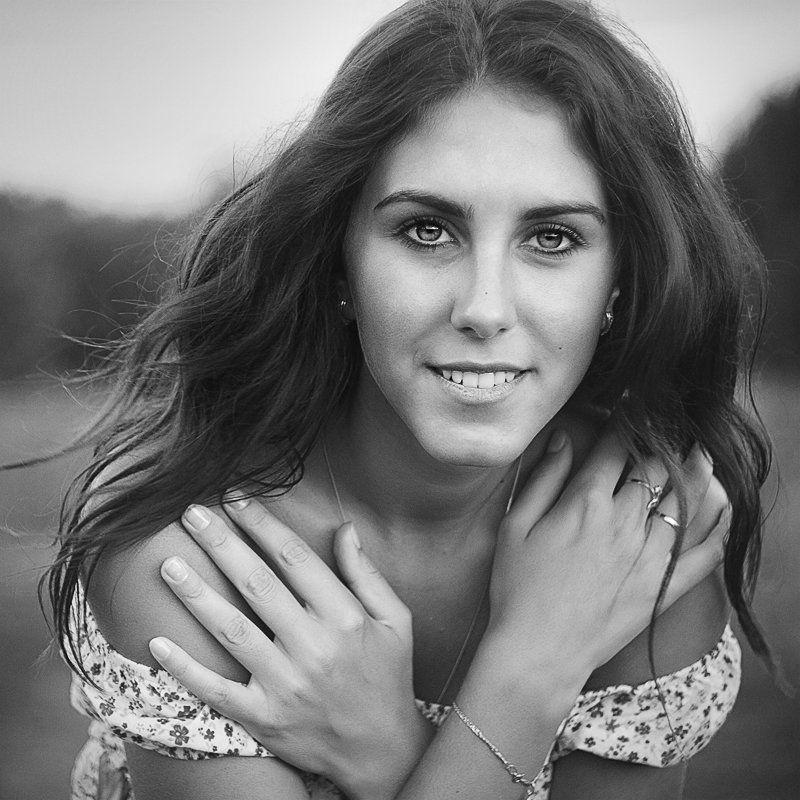 девушка, руки, плечи, глаза, улыбка Янаphoto preview